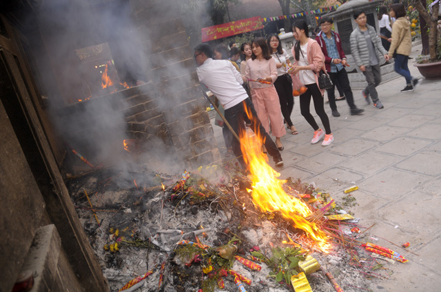 Giới trẻ nô nức đến chùa Hà cầu duyên, lò đốt vàng mã rừng rực lửa